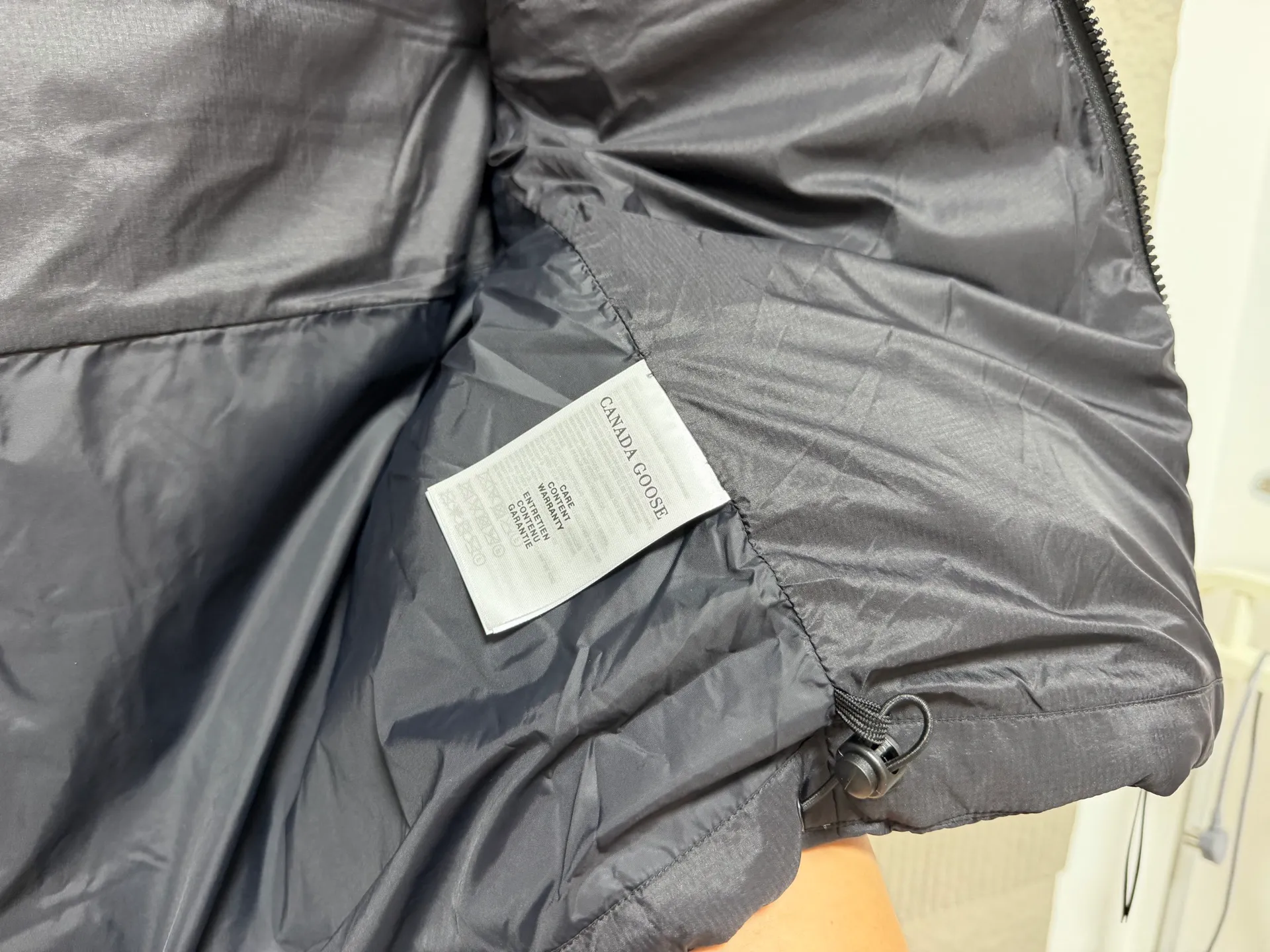 (High-quality) Canada Goose/Big Goose stand-collar lightweight down vest ●Selected tear-proof textured fabric, fine plaid texture, wind-resistant and durable, taking into account both light weight and toughness. ●Horizontal quilting segmented down lock technology, the down is evenly filled, not easy to run away, fluffy and not bloated. ●Classic red and black round emblem embroidery, the brand logo is exquisite and three-dimensional, low-key and high-end. ●High stand-up collar and windproof design, YKK zippers are smooth and durable, and the drawstring at the hem can be tightened freely to lock in warmth. ●Practical pockets on both sides make it easy to store small items; the stowable and portable design does not take up space when traveling. ●The cut is loose and neat, not flattering to your body shape. It can be worn alone in spring and autumn or layered with a coat in winter. It is suitable for urban commuting and outdoor travel. COLOUR:Black red label SIZE: S M L XL XXL